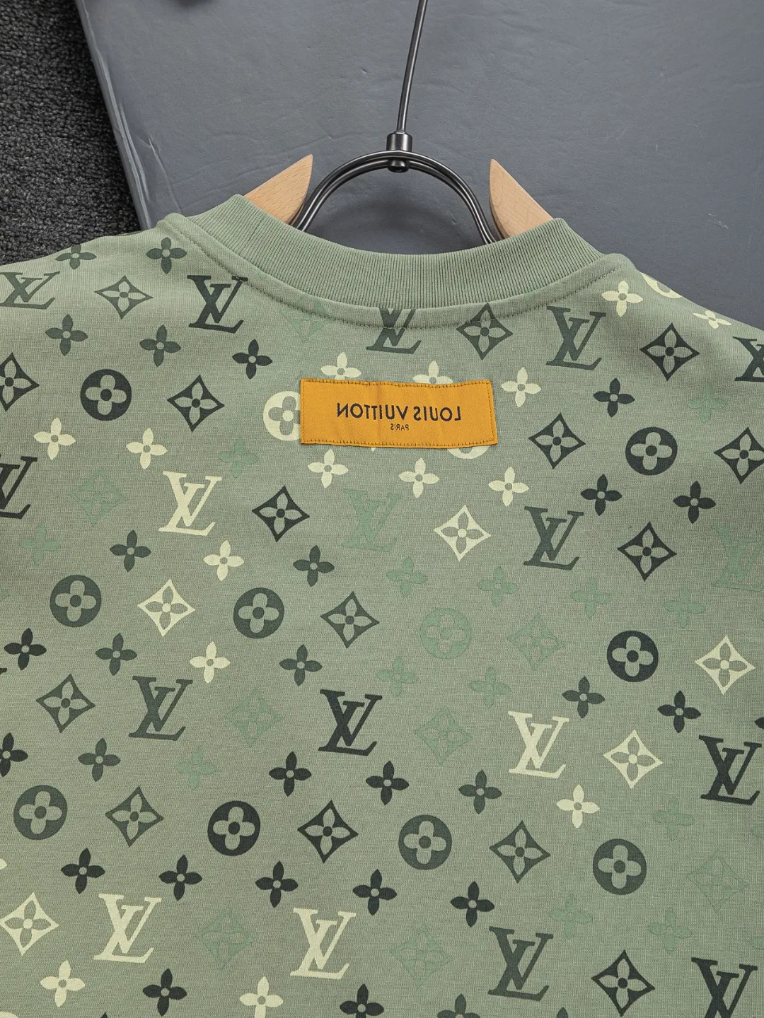 🅿️200 Louis Vuitton 1V LV lv slightly wide version S-XL LV 26ss new products are available at the counter simultaneously. Multiple craftsmanship. Chest patch letters 🪡 embroidery. Back patch letters four-leaf clover 🍀🪡 embroidery. Round neck short-sleeved T-shirt, same style for men and women! Consigned to one-to-one creation. Synchronized with the official website, pure cotton fabrics at the counter! It is close to the skin and comfortable, durable and easy to wear. It has a classic and simple logo design and meticulous original craftsmanship. Short-sleeves, a must-have item for men, do not appear to be the same for the general public, but must be unique and eye-catching. This LV short-sleeve is all about quality, comfort, the same shape and fashion as always, including fabrics and cutting techniques. All of them have been made with great effort! 320 grams of washed pure cotton fabric, pure cotton is breathable, very refreshing and comfortable for daily wear. The rib knitting on the neckline is smooth and tight, and the neckline will not be skewed if you toss it at will. The loose version, you will find that it looks really good on the upper body. The overall is minimalist and neat, super versatile for daily use! Pair it casually with a pair of pants for a youthful look. A T-shirt will make your outfit crazy. It is a fashionable item that can never go wrong! Color: Green Blue Purple Size: S-XL Size chart: S: Shoulder width 50-Bust 56-Length 70 M: Shoulder width 52-Bust 57-Length 72 L: Shoulder width 54-Bust 59-Length 74 XL: Shoulder width 56-Bust 62-Length 76